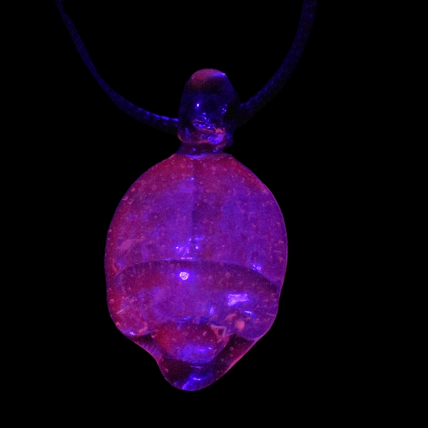 pendentif scarabée uv